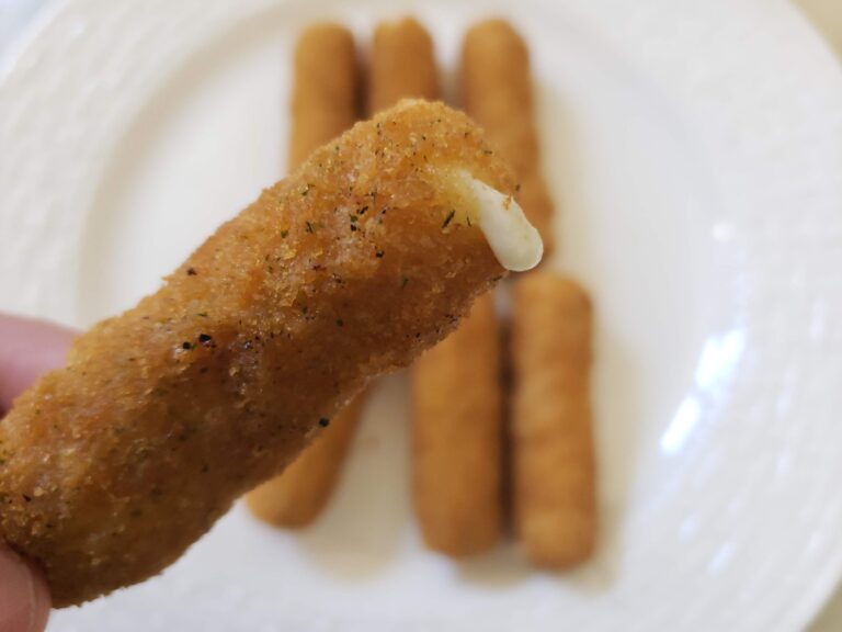 Mozzarella-Sticks-cheese-oozing