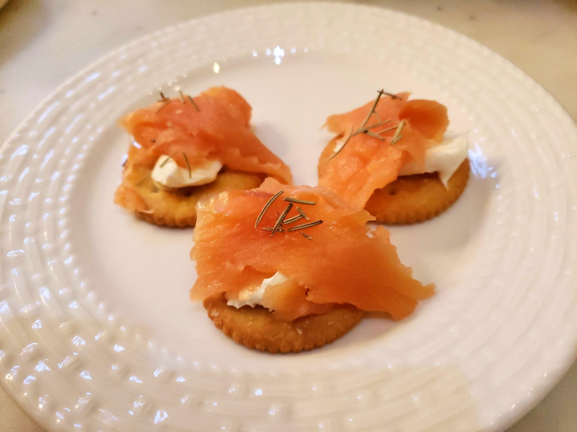 Atlantic-Smoked-Salmon-and-Crackers